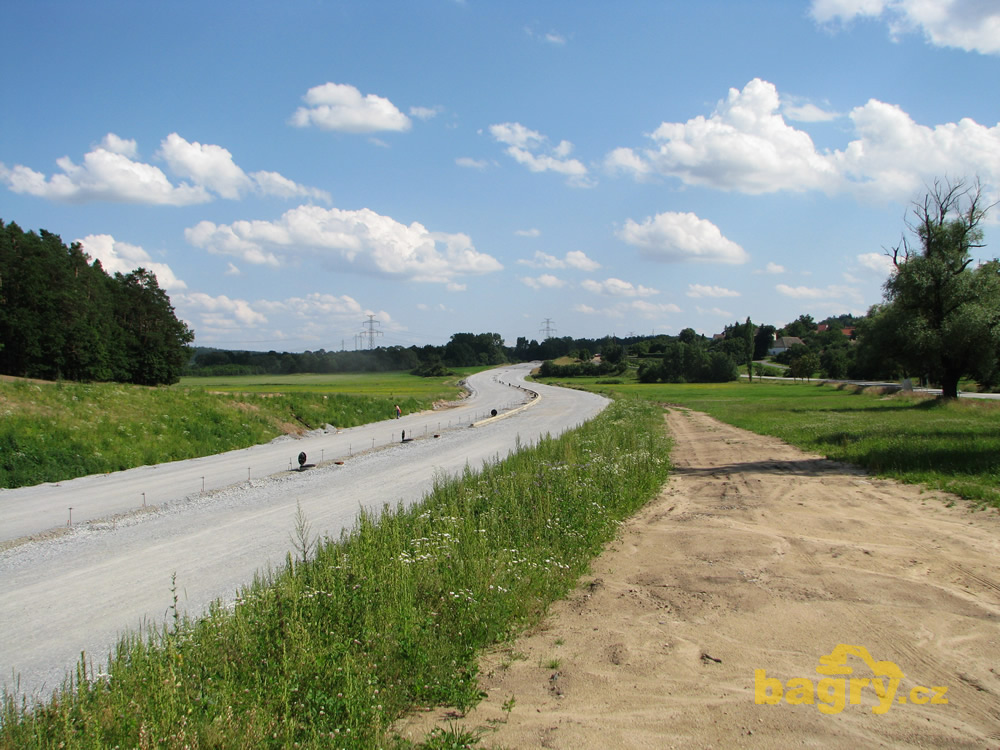 Pohled na část dálnice, včetně provedených podkladních vrstev před finálním dokončením