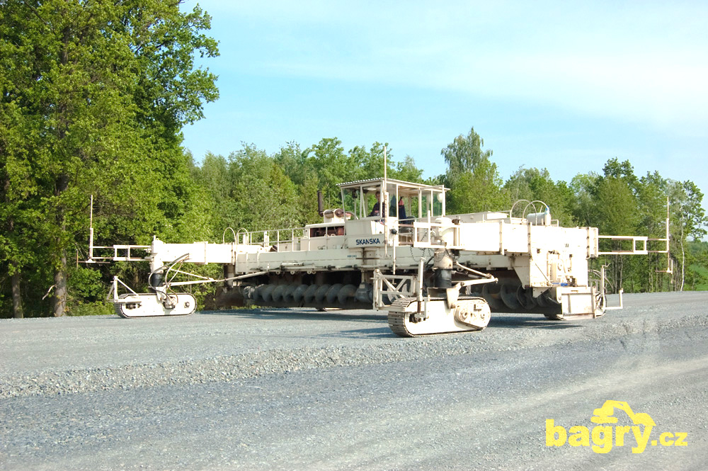 Bezbočnicová souprava pro kladení betonových krytů vozovek - Skanska