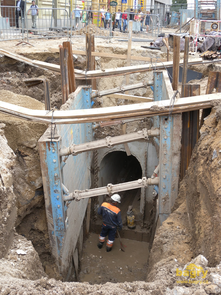 Pohled na stavbu nové kanalizace pod Joštovou ulicí