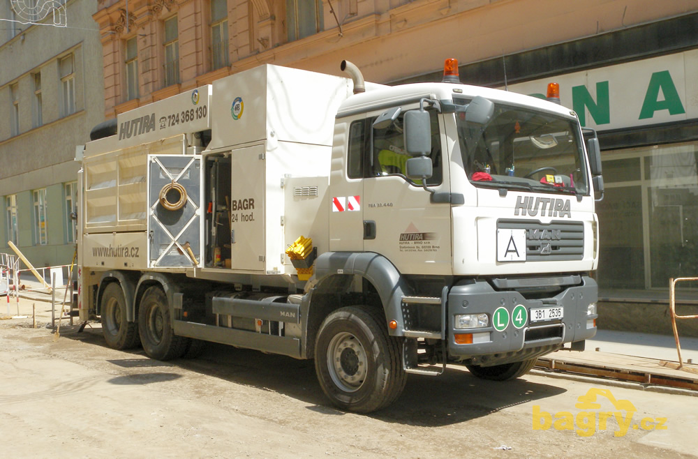 Sací bagr MTS DINO 3 s hydraulickým silovým ramenem na podvozku MAN TGA 33.440 firmy Hutira - Brno