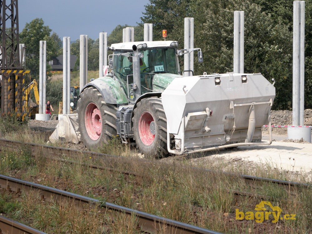 Traktor Fendt 936 Vario firmy Milata mísí pomocí zemní frézy vápno se zeminou