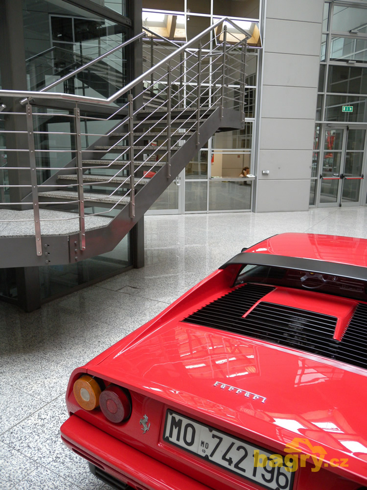 Vstupní hala s Ferrari GTB turbo