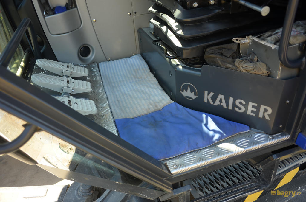 33. Kaiser S10 HP - dečka na podlaze vypadá, jako by tam byla přímo z výroby. Ale opět je to práce šikovné české švadleny