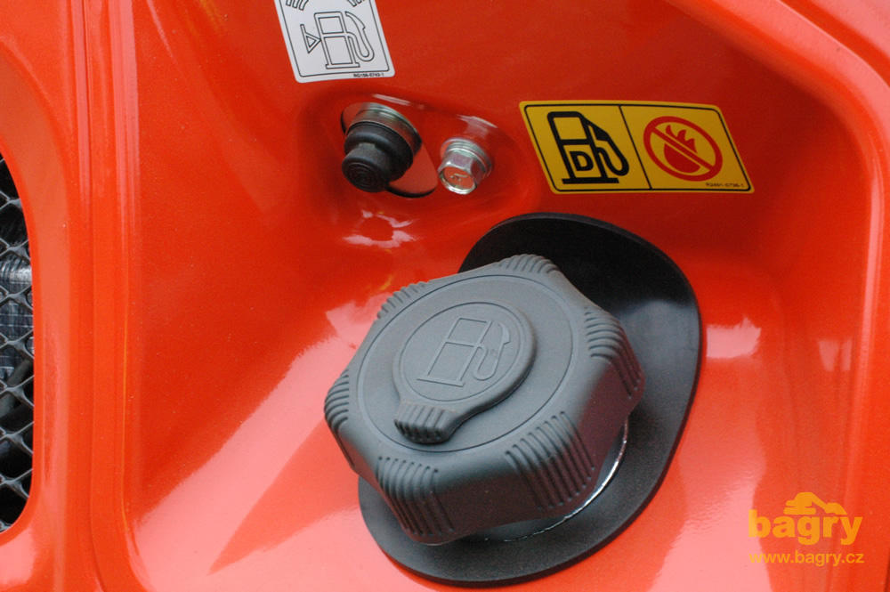 Tlačítko indikace množství paliva nad nalévacím otvorem