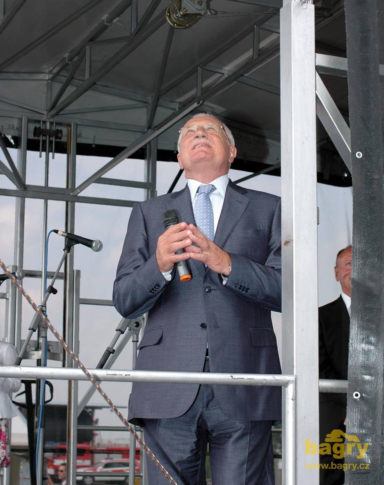 Prezident Václav Klaus vzhlíží ke kolesu rypadla, které se roztočilo na jeho pokyn