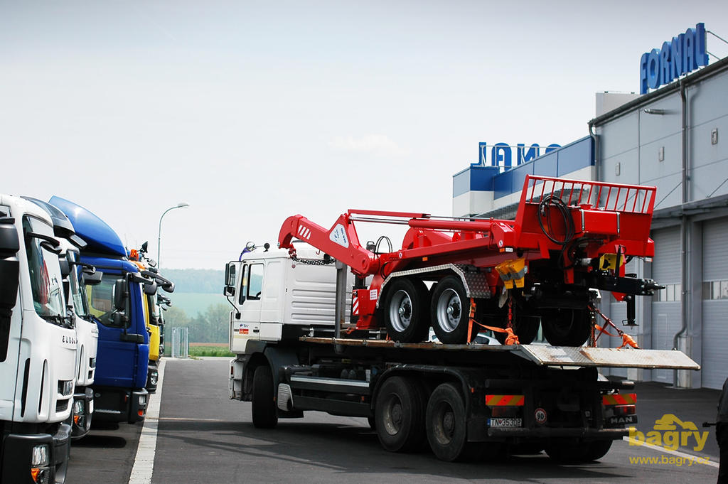 Hotový ramenový nosič kontejnerů NKR 14.10 vyráží za zákazníkem na Slovensko