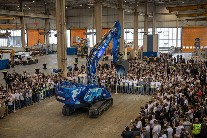 Továrna Liebherr-France SAS v Colmaru slaví 60 tisíc vyrobených rypadel jubilejním modelem R 922