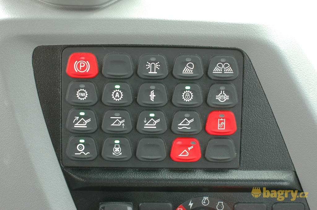44. Červeným tlačítkem ve spodní řadě se ovládá hydraulický rychloupínač