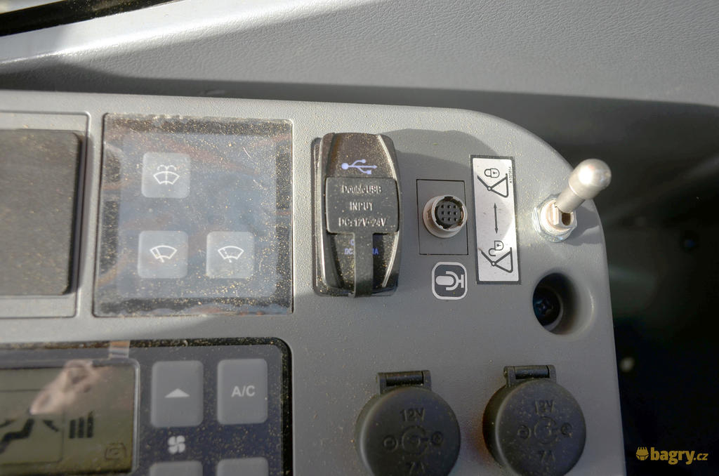 USB port a ovládání hydraulického upínače lžíce, kterým stroj nebyl vybaven