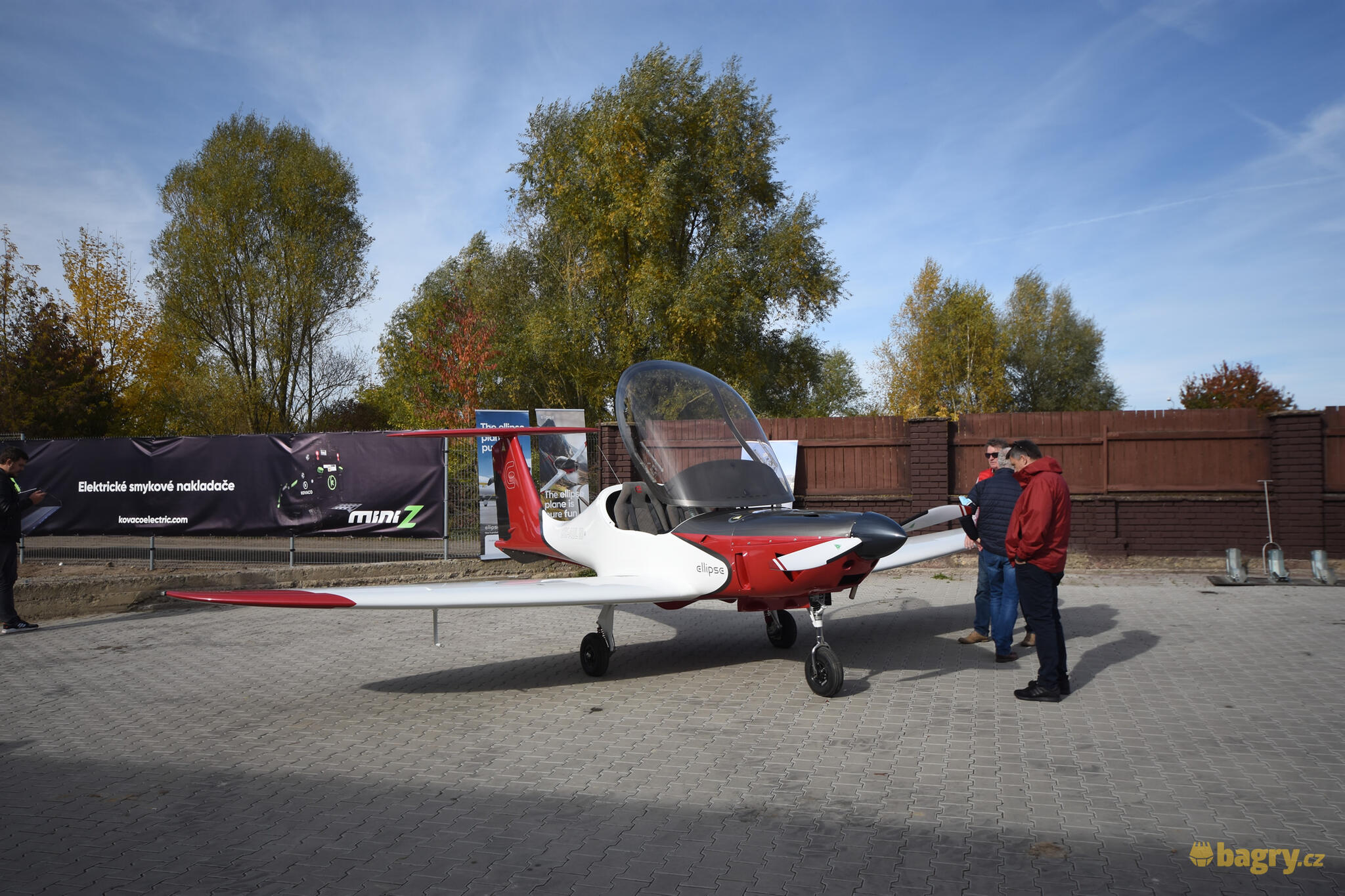 40.  Do Arbol Capital patří i výrobce ultralehkých letadel Ellipse. Jedno z nich stojí před továrnou