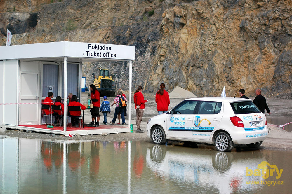 Pokladna a „šikovně“ zaparkovaná Škoda Fabia s reklamou Volné stroje